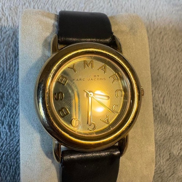 Gold Plated Vintage Petite Marc Jacob's Wrist Watch.‎ - Picture 2 of 4